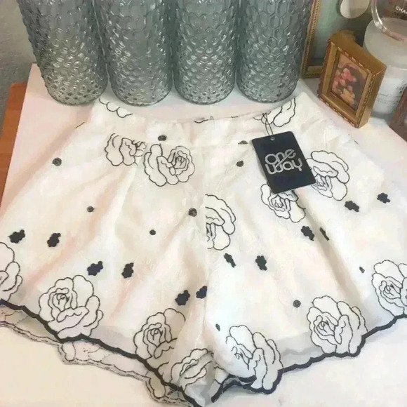 One way short set from LF black and white shorts 6 NWT - Picture 2 of 9